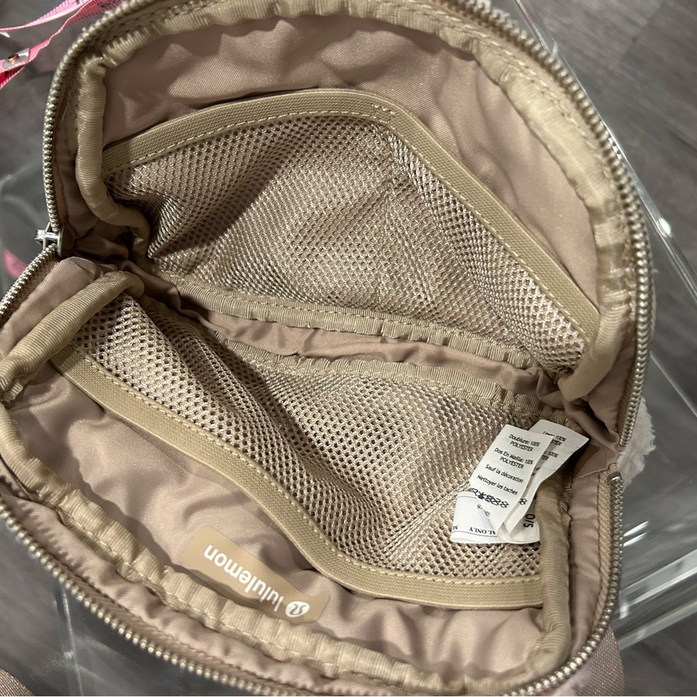 NWOT Lululemon Sherpa Fleece Beltbag Cream/White Fannypack - Picture 9 of 13